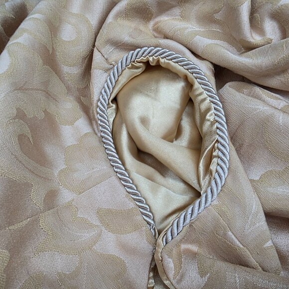 Elegant Beige Jacquard Christmas Tree Skirt Fringe & Satin Lining Round 72" Diam - Picture 4 of 5